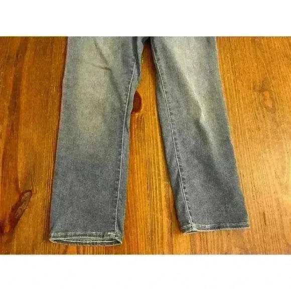 True Religion Light Wash Jennie Curvy Midrise Capri, size 30 - Picture 4 of 7